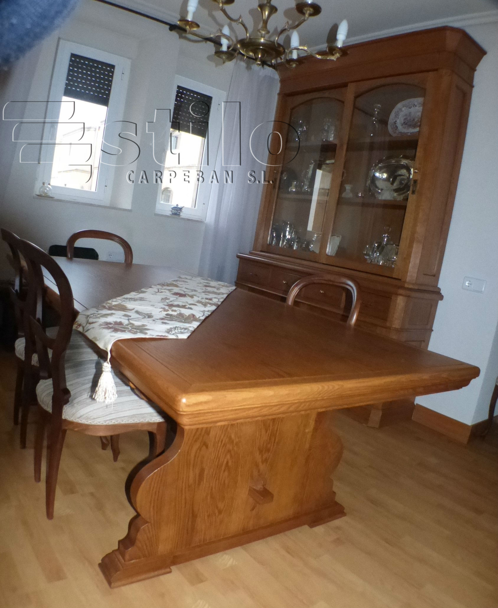 Vista de mueble de comedor realizado en madera de roble. Estilo castellano. En la parte superior dispone de puertas correderas que se cierra con llave y en la parte inferior tiene varios cajones y puertas correderas.  Carpintera Ebanistera Carpeban Stil